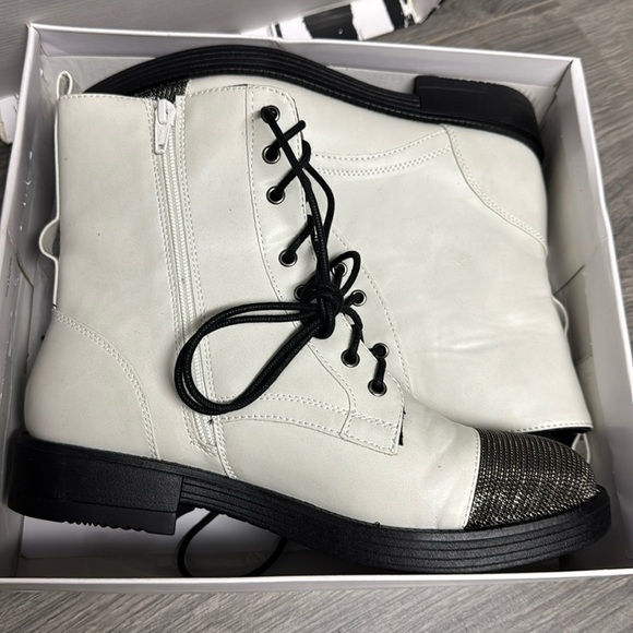 Dolce Vita XYLA White Womens Metal Toe Low Heel Combat Boots - Picture 2 of 5